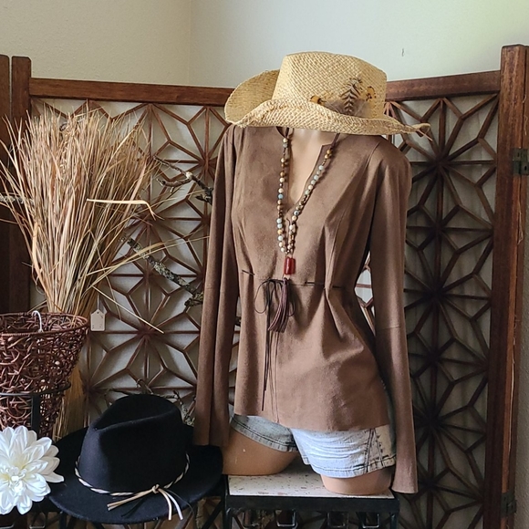 SALE TODAY BEAUTIFUL SUEDE BROWN COWGIRL TOP. - Picture 2 of 16